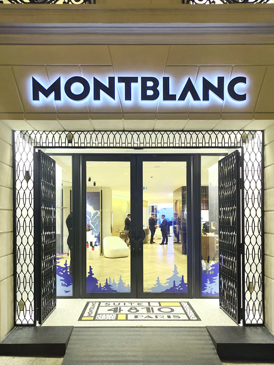 Enseigne Montblanc en lettres rétroéclairées au-dessus de l'entrée d'une boutique