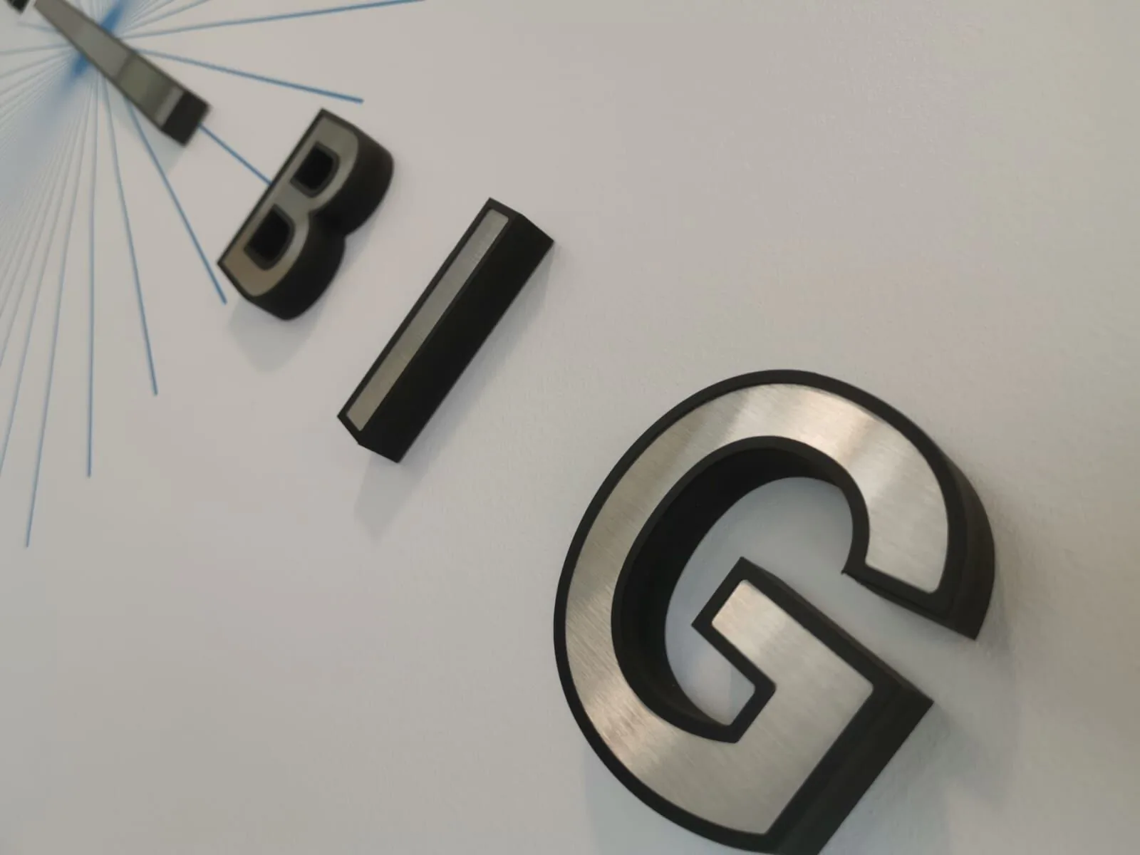 Lettres BIG en métal brossé noir et argent, montage mural en relief