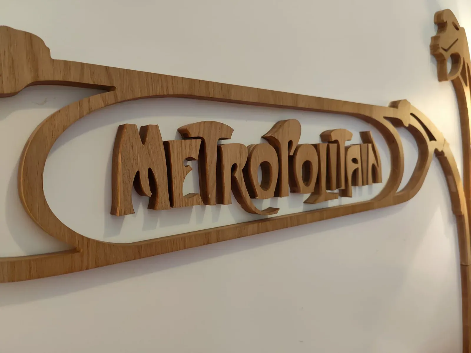 Logo Métropolitain en bois découpé en relief, style Art nouveau