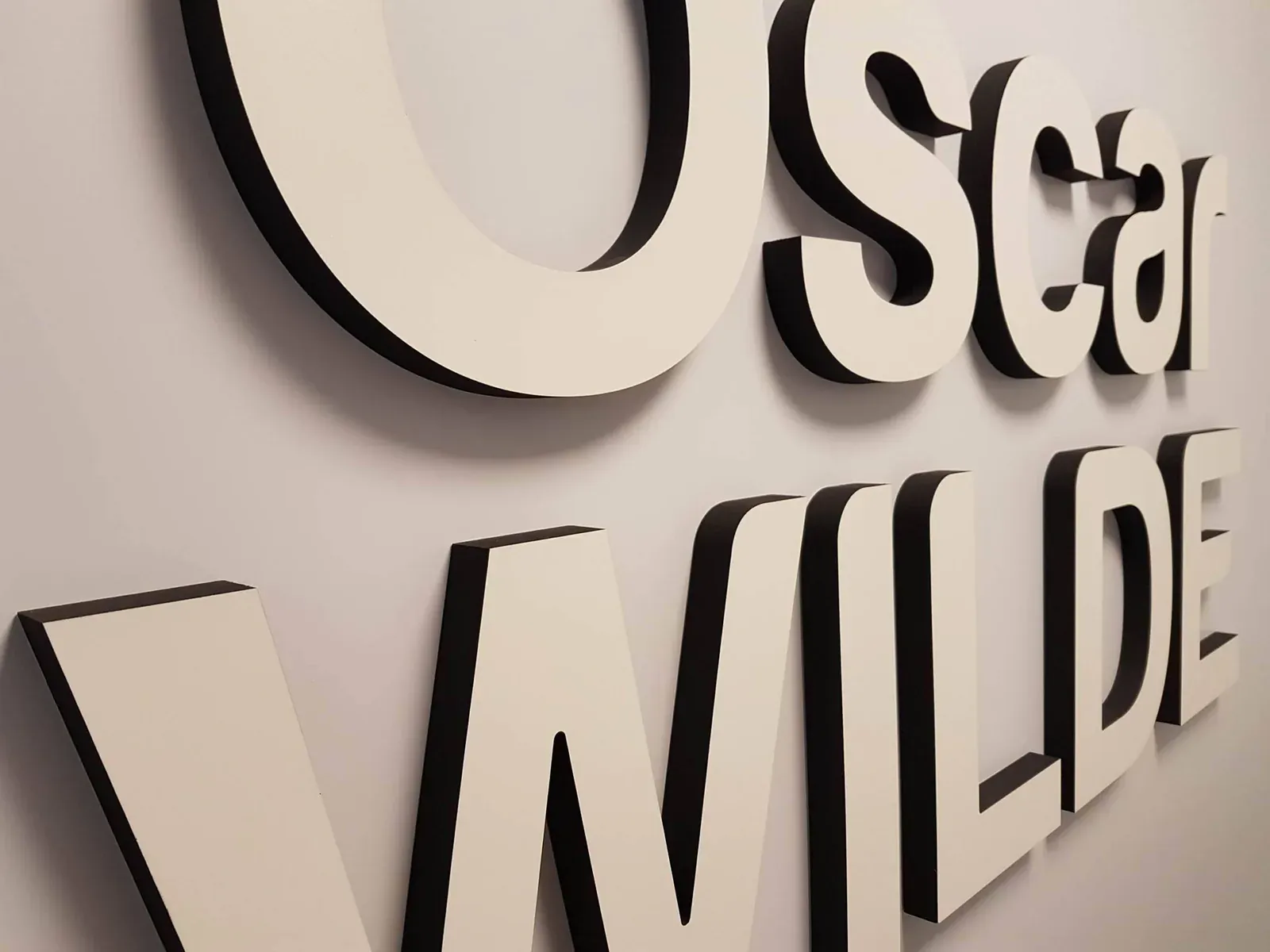 Nom de salle Oscar Wilde en grandes lettres blanches en relief