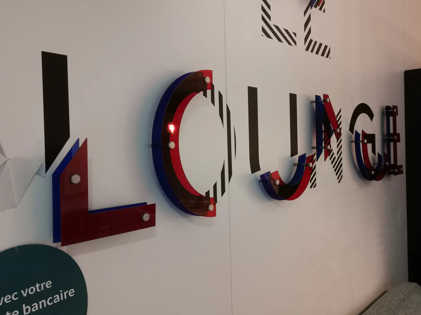 Lettres Lounge en plexiglass superposé rouge, bleu et noir avec motif rayé