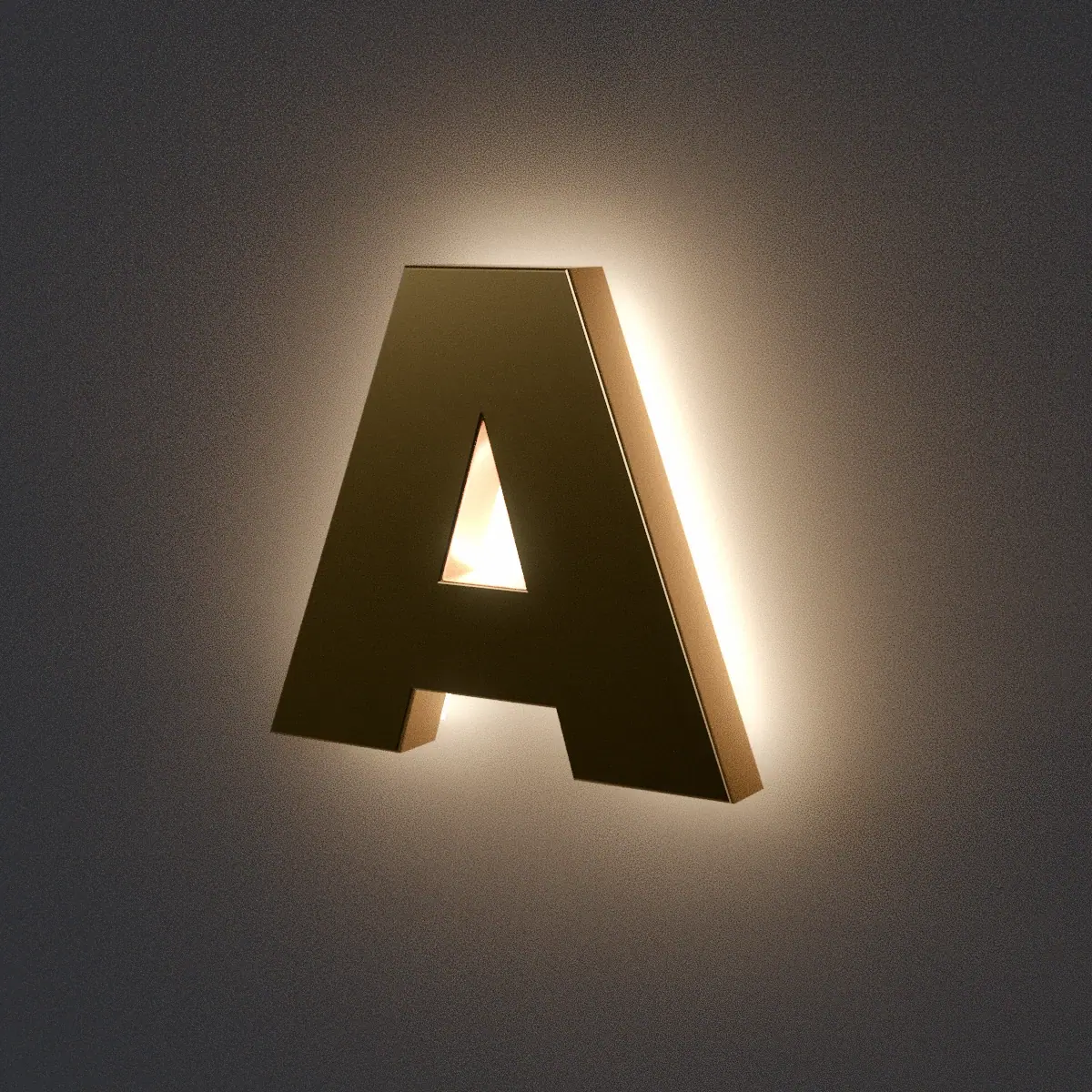 Rendu 3D d'une lettre en laiton rétroéclairée, halo chaud sur le mur