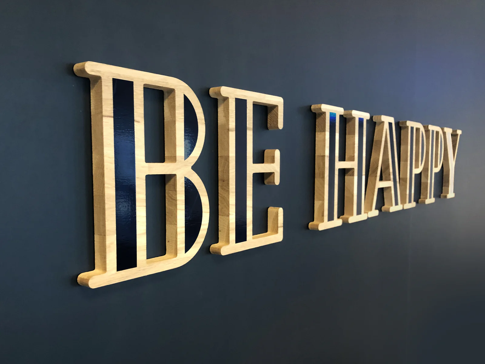 Lettres Be Happy en bois avec liseré lumineux bleu, éclairage intégré