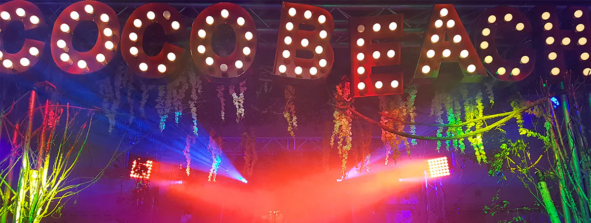 Enseigne Cocobeach en lettres ampoules au-dessus de la scène, soirée événementielle