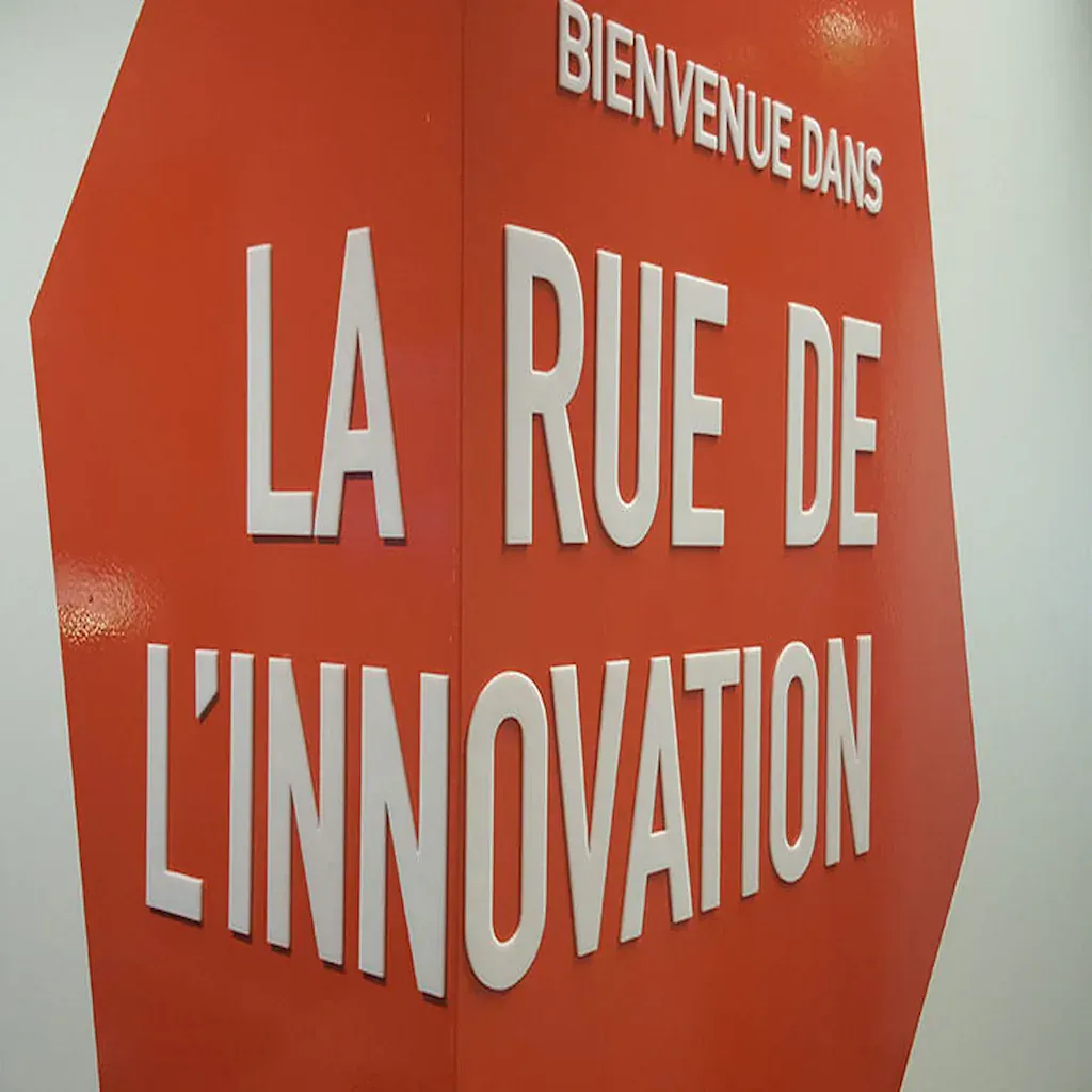 Lettres blanches « La rue de l'innovation » en relief sur un octogone orange