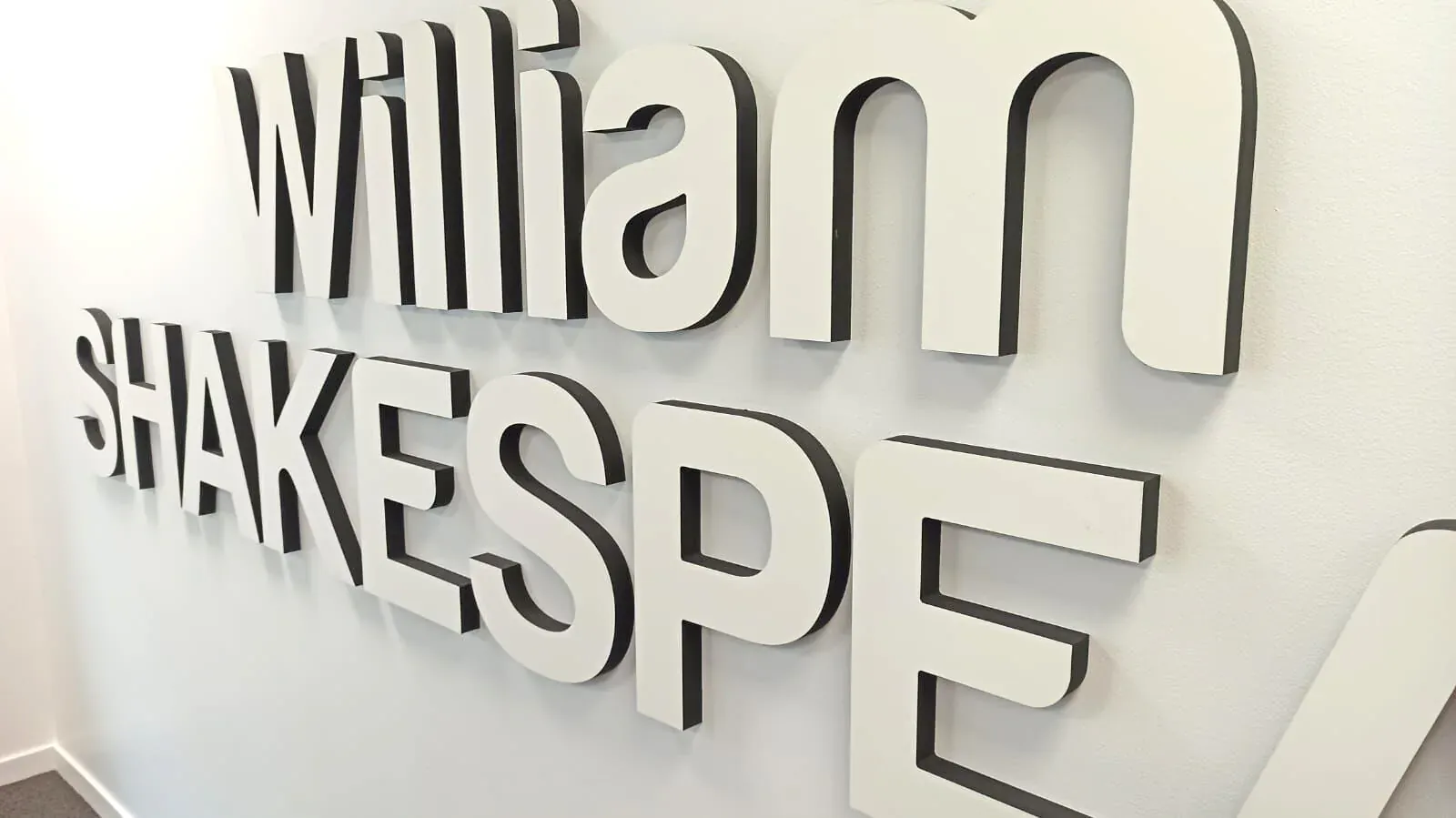 Nom de salle William Shakespeare en lettres blanches en relief
