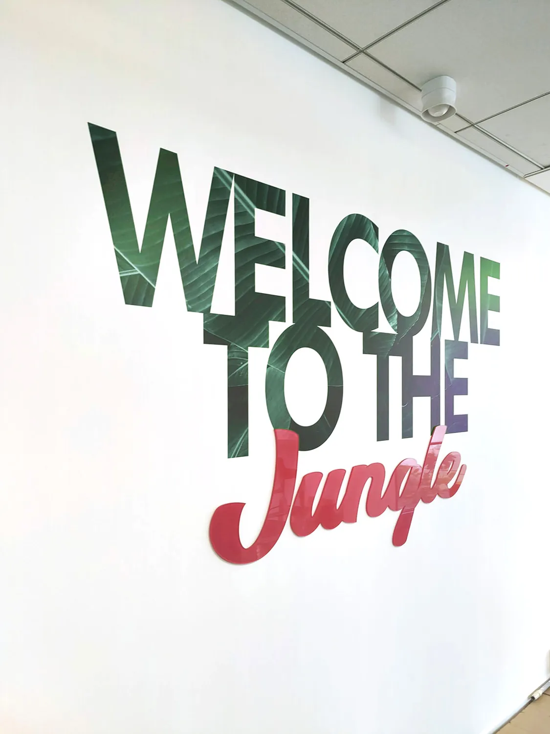 Welcome to the Jungle en lettres PMMA vertes et rouges découpées en relief